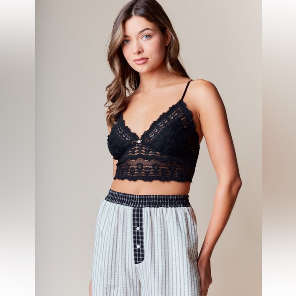 812. Lace bralette in black